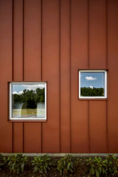 Die Kindertagesstätte in Holstebro heißt Kinder und Natur, von Kopf bis Fuß in Stahlprofilen, willkommen, Nørre Boulevard 57, 7500 Holstebro, Dänemark